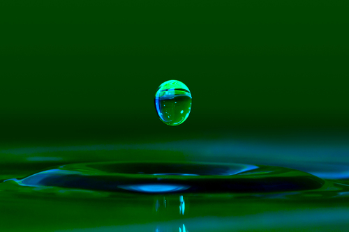 Foto van waterdruppel net voor dit die water tref
